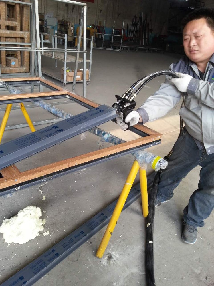 斷橋鋁新材聚氨酯填充腔體發泡工藝